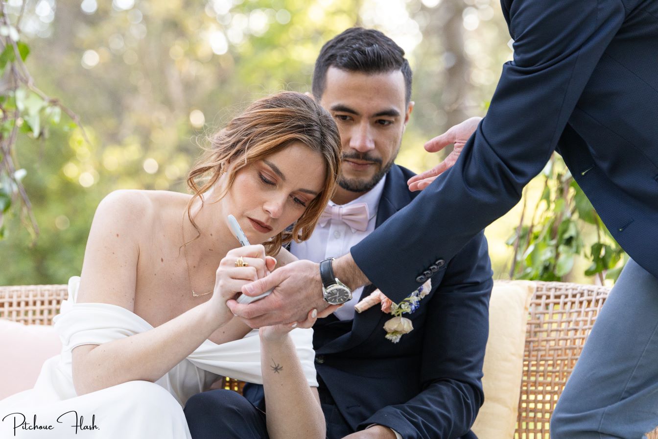 La mariée signe une carte pour un tour de magie